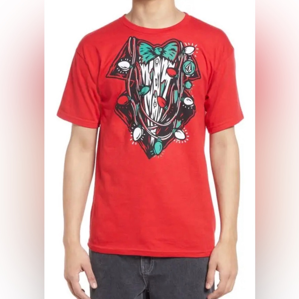VOLCOM Men’s Yewltide Cheer Ribbon Red Graphic Holiday Tee 100% Cotton